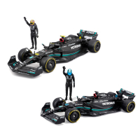 Масштабна модель автомобіля Bburago Автомодель з фігуркою - Mercedes-AMG F1 W14 E Performance, 1:24 (18-28037)